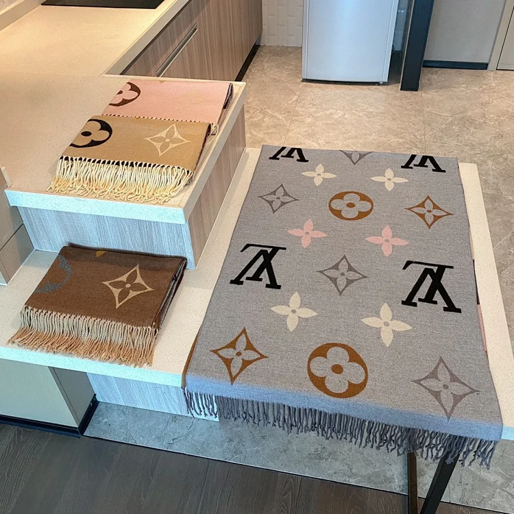 LV shawl