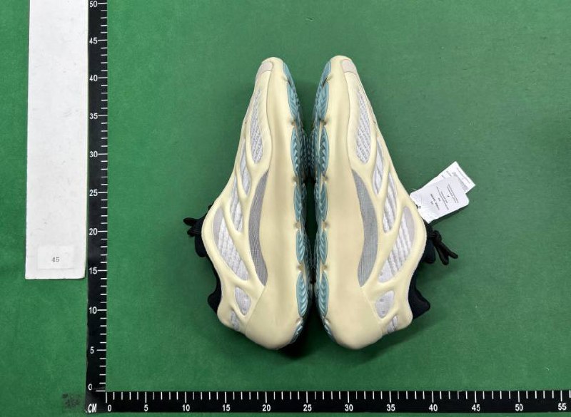 Adidas Yeezy 700 V3 -2