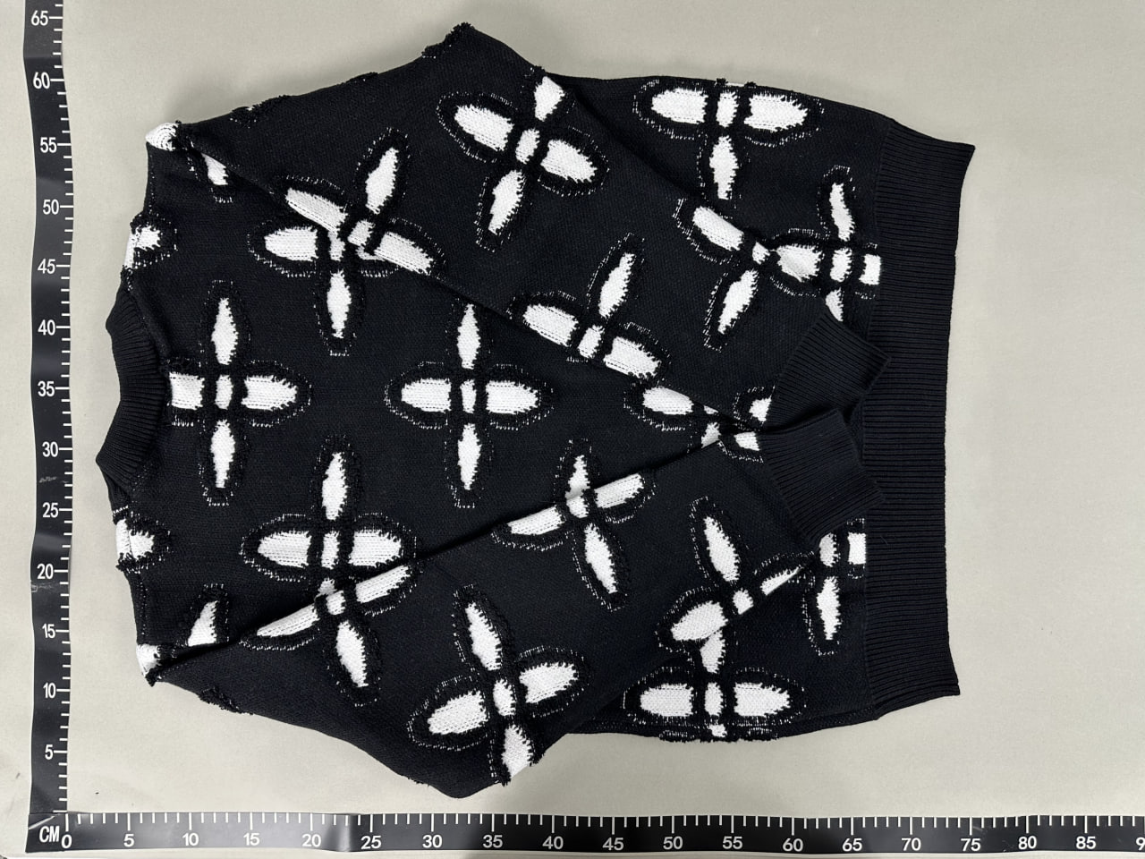 LV Sweater3 -4