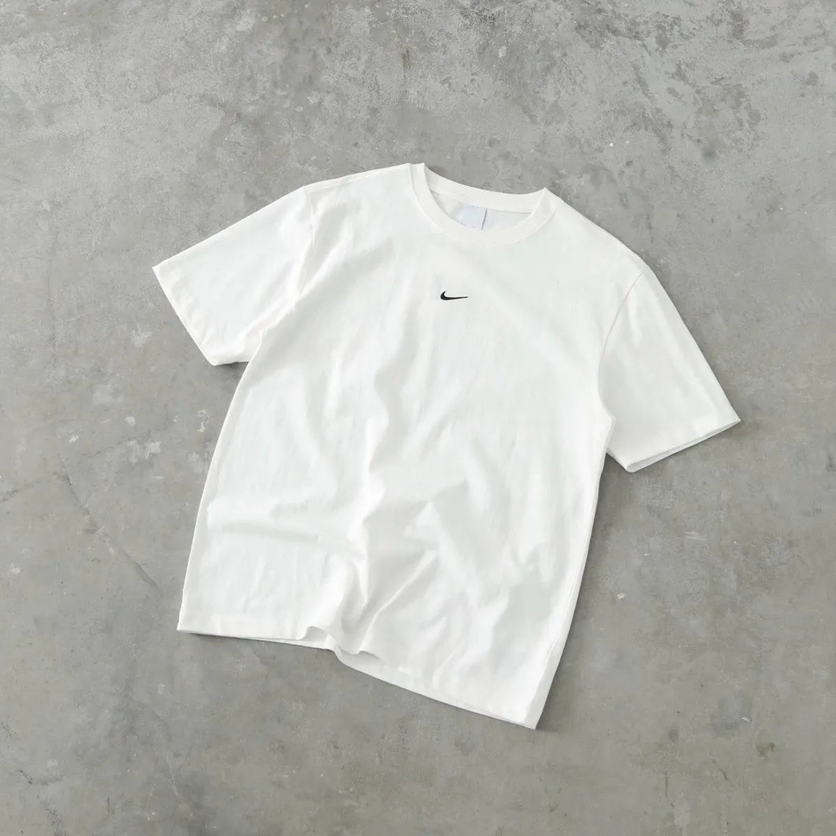 NIKE TEE                          1       -2