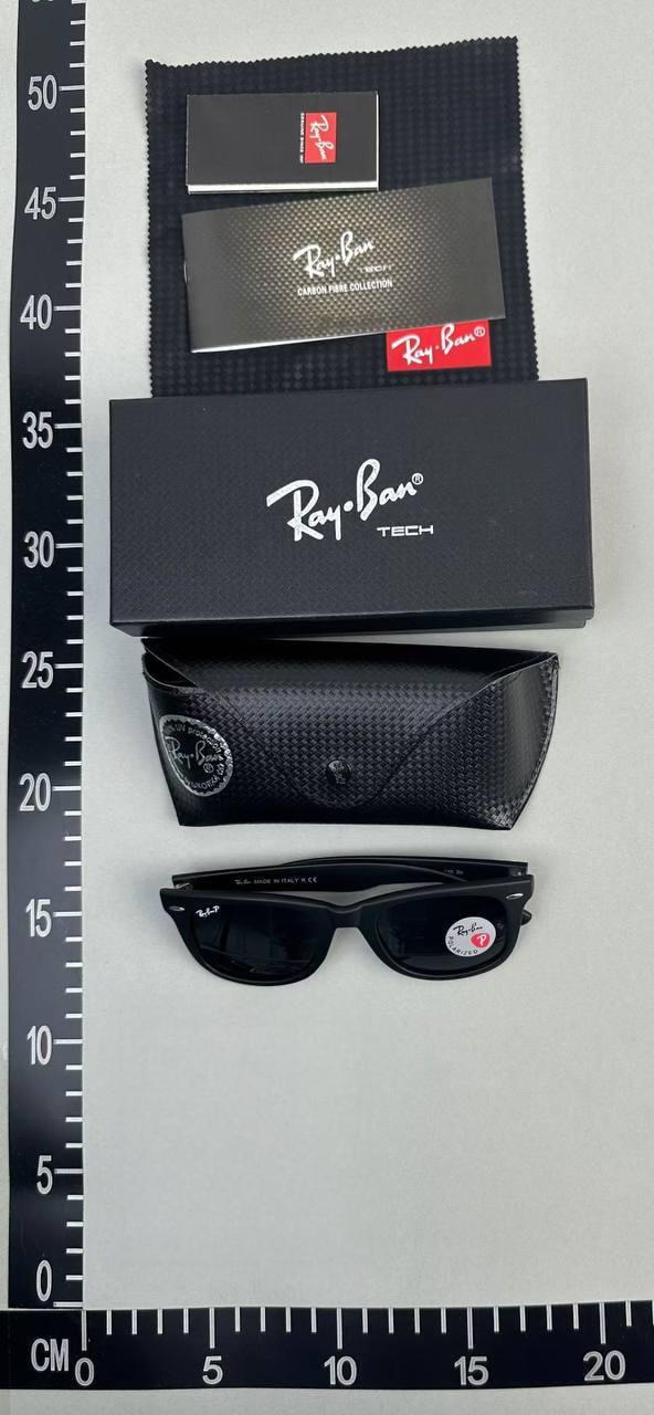 Ray-Ban Wayfarer Sunglasses [3
