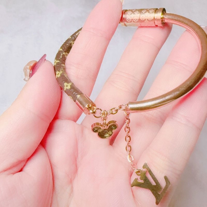  LV Bracelet1 -3