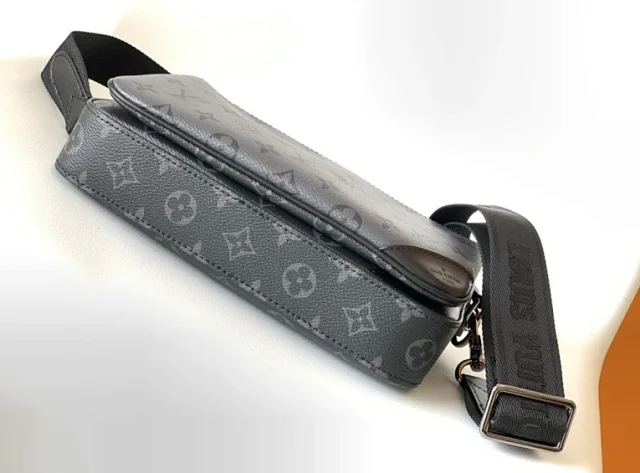 Louis Vuitton Monogram Shadow Messenger Bag -2